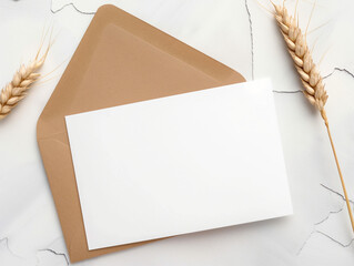 Mockup professionnel épuré d'un carton d'invitation blanc sur fond blanc-gris, touche de charme estival avec des brins de blé