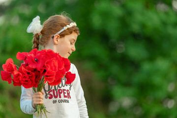 Bella bambina con fiori, su sfondo per comunicazioni commerciali e di marketing aziendale