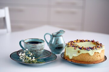 Ciasto, sernik, tort z kawą na stole w kuchni