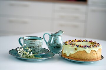 Ciasto, sernik, tort z kawą na stole w kuchni