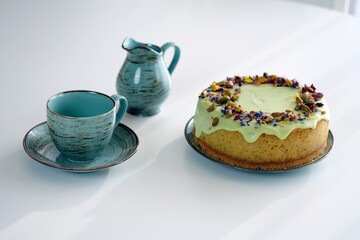 Ciasto, sernik, tort z kawą na stole w kuchni