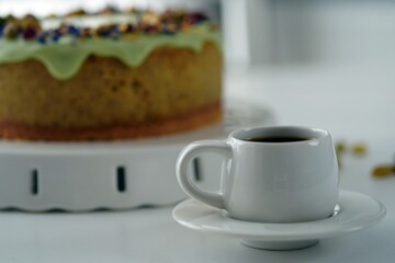 Ciasto, sernik z kawą na stole w kuchni - obrazy, fototapety, plakaty