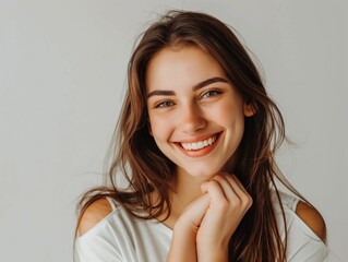 Naklejka premium Mujer joven guapa mirando a la cámara sonriendo, vestir informal, en el estudio
