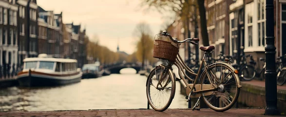 Foto op Plexiglas Traditionele Nederlandse Fietsdagen: Een klassieke Nederlandse fiets tegen de achtergrond van de grachtenpanden van Amsterdam. in Retro Culture Foto Stock Concept © Gohgah