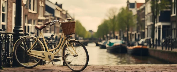 Poster Dutch Fietsdagen: Een klassieke Nederlandse fiets tegen de achtergrond van de grachtenpanden in Amsterdam. Retro fotoconcept in de Nederlandse cultuur. © Gohgah