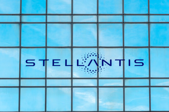Poissy, France - 21 avril 2024: Enseigne et logo sur le si&egrave;ge fran&ccedil;ais de Stellantis. Stellantis est un groupe automobile multinational r&eacute;sultant de la fusion des groupes Groupe PSA et Fiat Chrysler