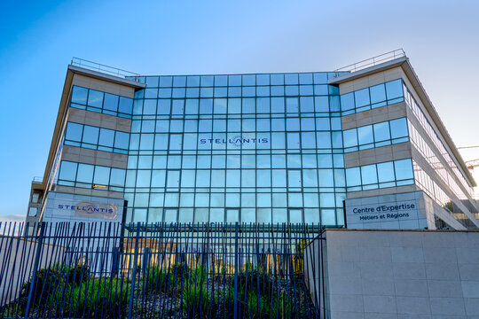 Poissy, France - 21 avril 2024: Vue ext&eacute;rieure du si&egrave;ge social fran&ccedil;ais de Stellantis. Stellantis est un groupe automobile multinational r&eacute;sultant de la fusion des groupes Groupe PSA et Fiat Chrysler 