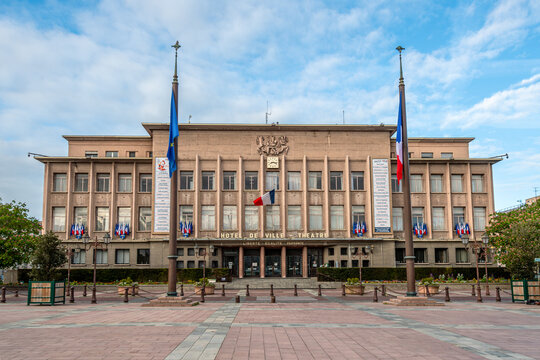 Poissy, France - 21 avril 2024: Vue ext&eacute;rieure de l'h&ocirc;tel de ville et th&eacute;&acirc;tre de Poissy, France, dans le d&eacute;partement fran&ccedil;ais des Yvelines, en r&eacute;gion Ile-de-France, au nord-ouest de Paris
