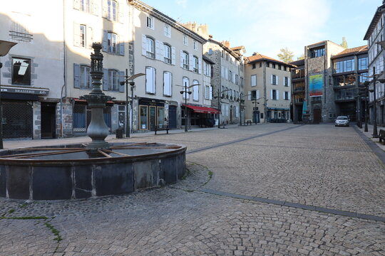 La place de l'h&ocirc;tel de ville, ville de Aurillac, d&eacute;partement du Cantal, France