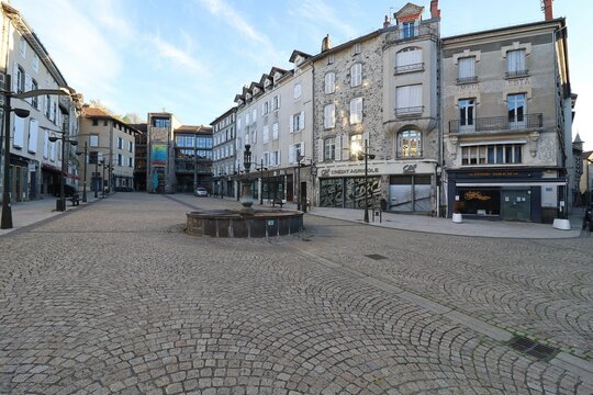 La place de l'h&ocirc;tel de ville, ville de Aurillac, d&eacute;partement du Cantal, France