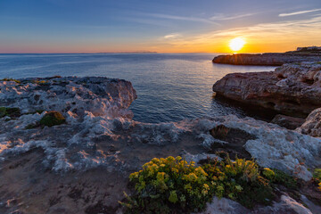Krajobraz morski, piękny zachód słońca i klify, wyspa Minorka (Menorca), Hiszpania	 - obrazy, fototapety, plakaty