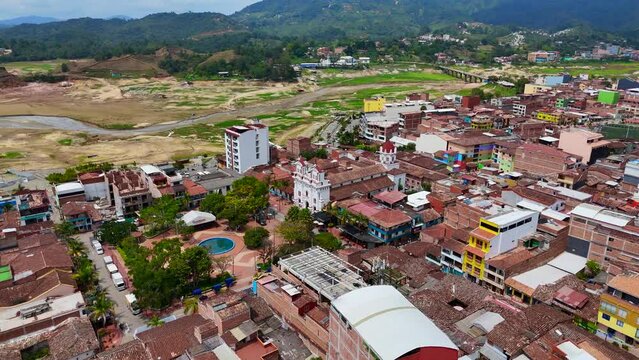 Video a&eacute;reo sobre el Muncipio de Guatap&eacute;, Antioquia. Se observa el Malec&oacute;n, su parque principal y sus v&iacute;as;  as&iacute; mismo se v&eacute; el bajo nivel del embalse