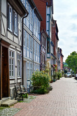 Schöne bunte Fachwerkhäuser im Sommer in den Gassen der Altstadt von Hildesheim, Niedersachsen, Deutschland