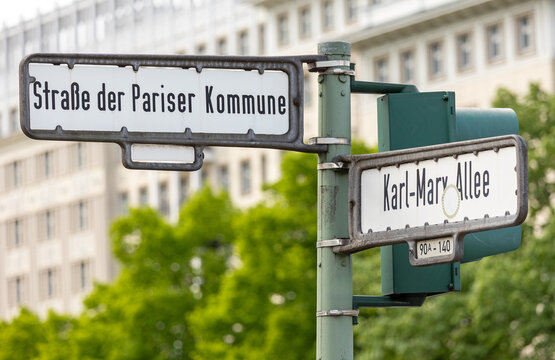 Stra&szlig;enschild der Stra&szlig;e der Pariser Kommune in Berlin Friedrichshain