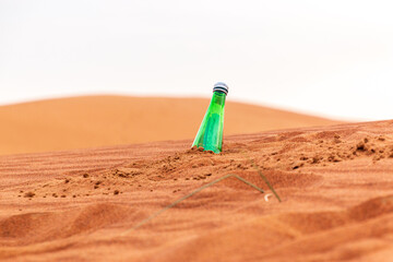 Flaschenpost im Wüstenmeer, Flasche mit Zettelnachricht - 791012333