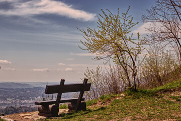 A wooden bench in front of a panorama.