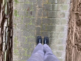 Füße einer Frau stehen in sehr enger Gasse / Schäfergasse in Kirchheim