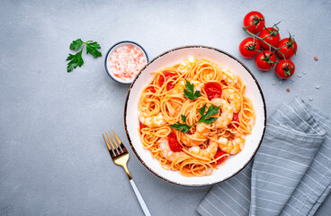 Cooked Italian spaghetti pasta with shrimp and tomato sauce, gray table background, top view - 791032125