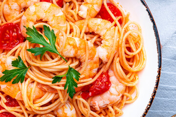 Cooked Italian spaghetti pasta with shrimp and tomato sauce, gray table background, top view - 791032141