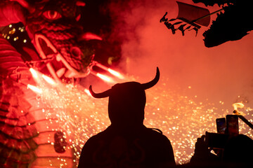 Demonios y dragones en una festividad de fuegos artificiales en Catalunya - obrazy, fototapety, plakaty