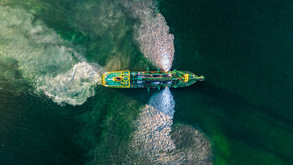 Statek pogłębiarka na zielonym morzu bałtyckim.