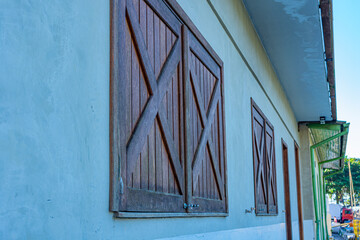 casa à beira mar com janelas de madeira fechadas