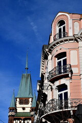 Turm des Martinstors hinter einem Altbau in Freiburg