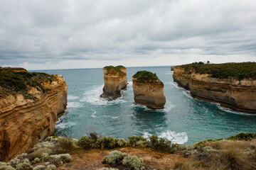 Majestic Twelve Apostles: Dramatic Waves on Cloudy Day
