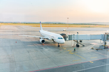 .The gate sleeve is docked to the aircraft.