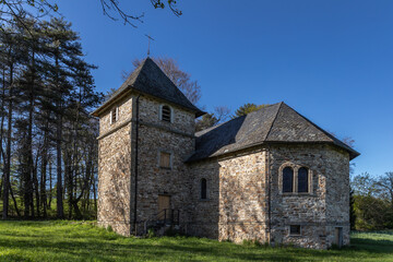 Fototapeta premium Beaumont (Corrèze, Nouvelle-aquitaine, France) - Chapelle du Puy Grand au printemps
