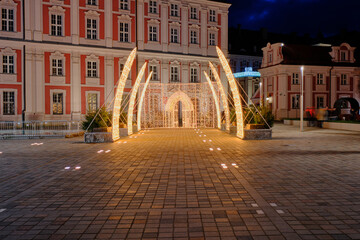 Plac Kolegiacki w Poznaniu ozdobiony dekoracją bożonarodzeniową