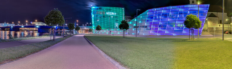 Panoramaaufnahme Linz Urfahr, Ars Electronica Center von aussen bei Nacht - obrazy, fototapety, plakaty
