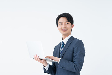 パソコンを持つ若い日本人のビジネスマン