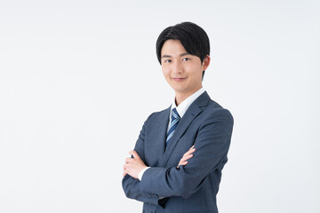 腕組みをする若い日本人のビジネスマン