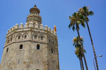 Fototapeta na wymiar アンダルシア地方にある青空に向かってそびえる塔