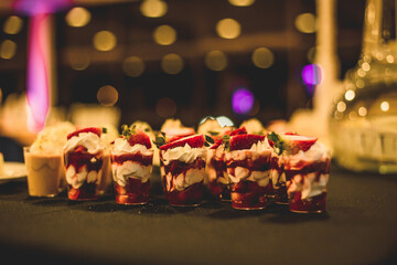 Primer plano de postres preciosos en una boda, con un fondo desenfocado