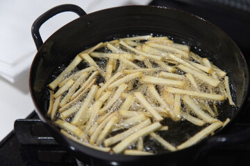 サツマイモを揚げる様子