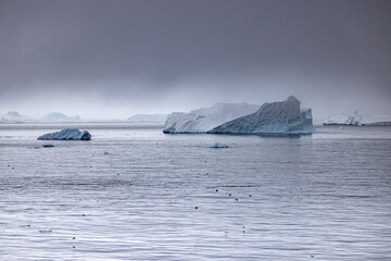 he Gullet Cracling Ice and Narrow Channel Antartica - obrazy, fototapety, plakaty