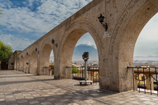Los Arcos de la Plaza Yanahuara y el Volc&aacute;n Misti al fondo - escritos en los arcos son citas de personajes famosos de la ciudad - Arequipa, Per&uacute;
