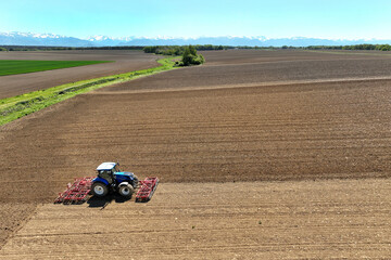Un tracteur au champ après le labour