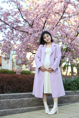春のマタニティフォト　アジア妊婦　桜
