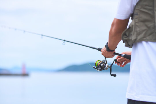 釣りをする男性の手元