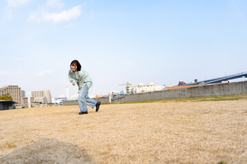 公園ではしゃぐ20代女性