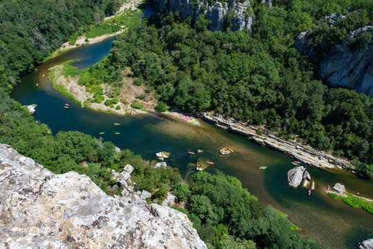 Rivière vue de haut, avec des canoés naviguant dessus (Ardèche, France)