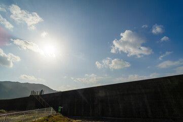 Obraz premium 太平洋の荒波を受ける島中央南岸の八重根港。 巨大な防波堤に守られた水域は有力なダイビングポイント。航路の終点、太平洋の大きな孤島、八丈島。 東京都伊豆諸島。 2020年撮影。Yaene Port on the south coast of the central island is subject to the rough waves of the Pacific Ocean. The w