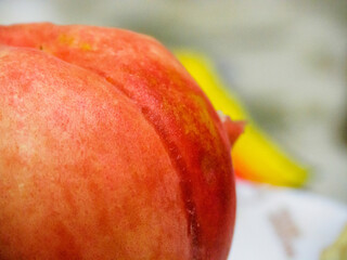 桃のマクロを暖色に撮影