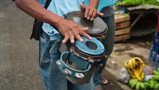 Ketipung dangdut in the hands of a busker