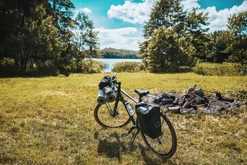 Naklejka premium Ready for Adventure: Gravel Bike Poised for Summer Exploration Amidst Nature