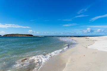 Sable blanc et eaux turquoise caractérisent l'île Ségal, joyau préservé au cœur du Finistère breton.