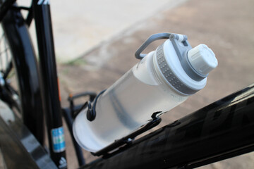 Close-up of a water bottle on a bicycle - obrazy, fototapety, plakaty